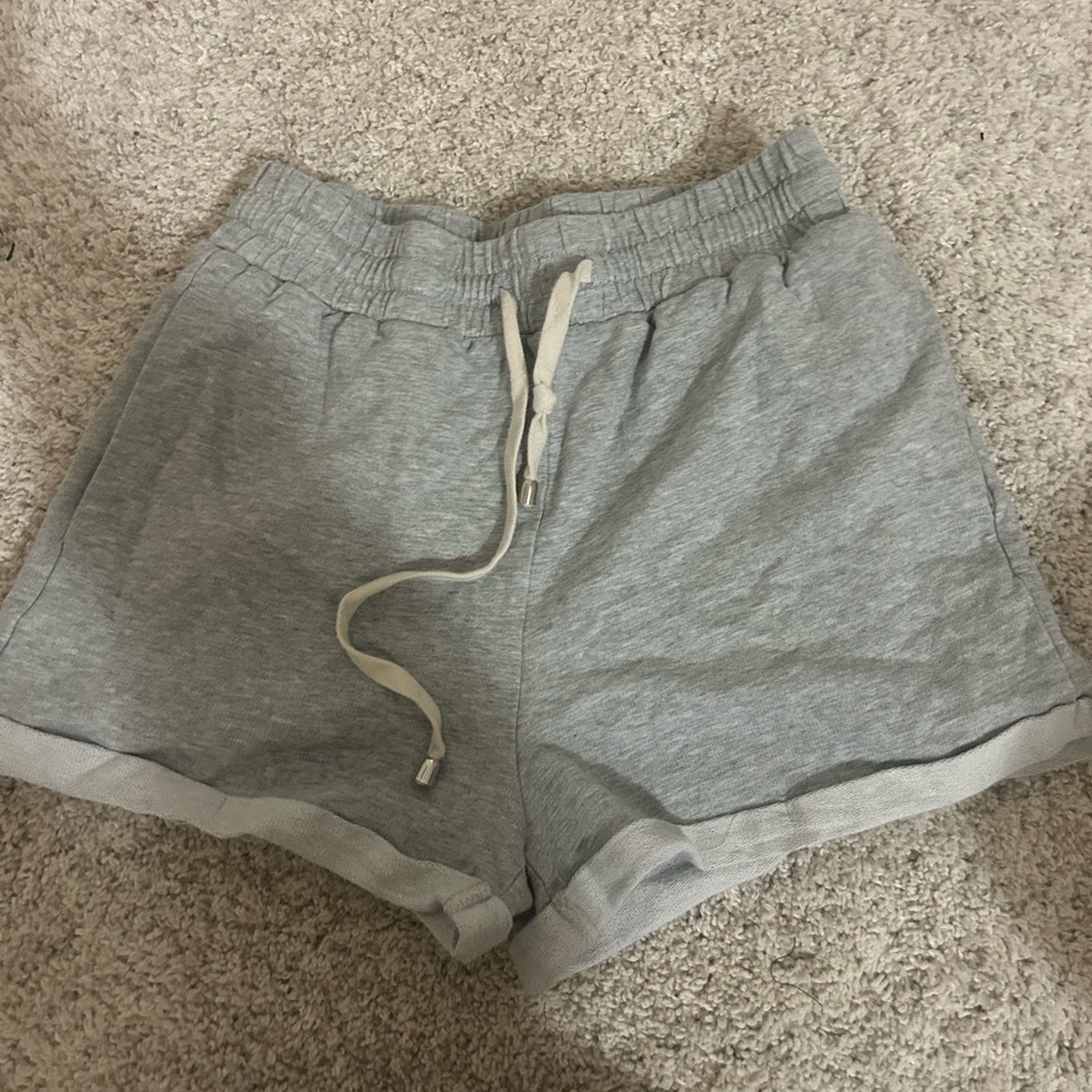 grey shorts